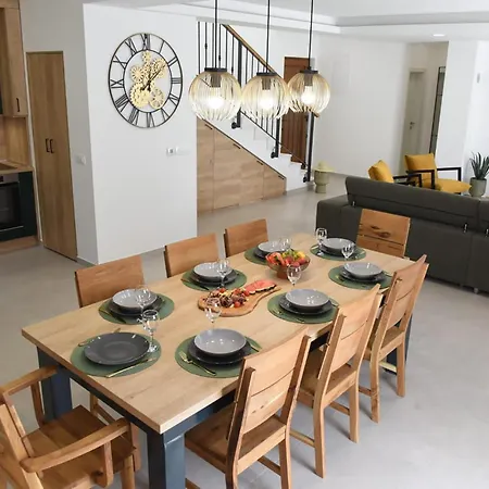 Amazing In בית נופש פלוצ'ה